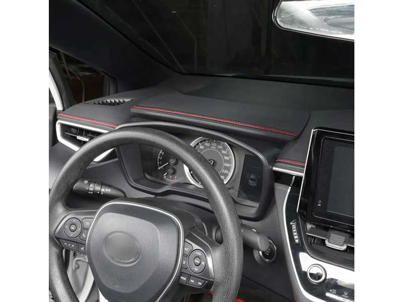 Bandă decorativă auto – imitație piele – 2 m – autoadezivă pentru interior, 15 mm, negru cu cusături roșii